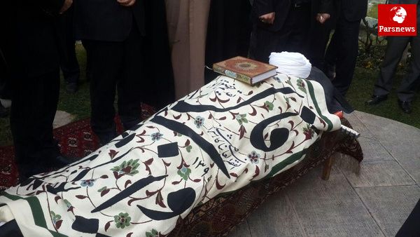 رهبر انقلاب بر پیکر آیتالله هاشمی نماز میخواند