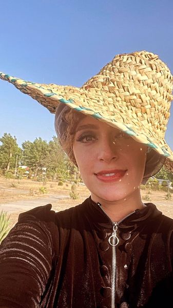 نگین معتضدی با کلا حصیری جذاب + عکس