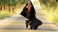 ماهچره خلیلی با چادر مشکی در جاده ای خلوت + عکس