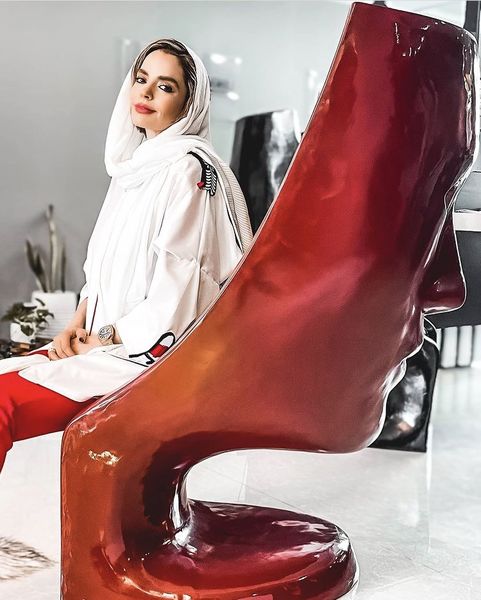 صندلی عجیب سپیده خداوردی + عکس