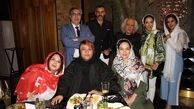رابعه اسکویی در کنار جمعی از بازیگران