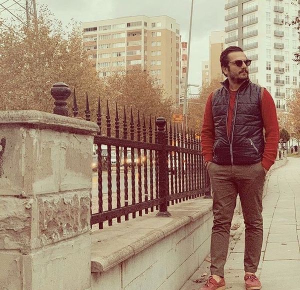 قدم‌ زدن‌ بازیگر مشهور در یکی از خیابان های تهران + عکس