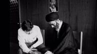 تصویری از آیت‌الله خامنه‌ای در حال ثبت‌نام در انتخابات