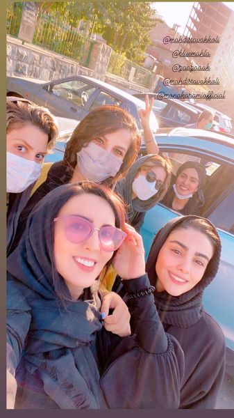 سلفی لیلا بلوکات و دوستانش در خیابان + عکس