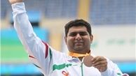 کائیدی مدال برنز را بر گردن آویخت