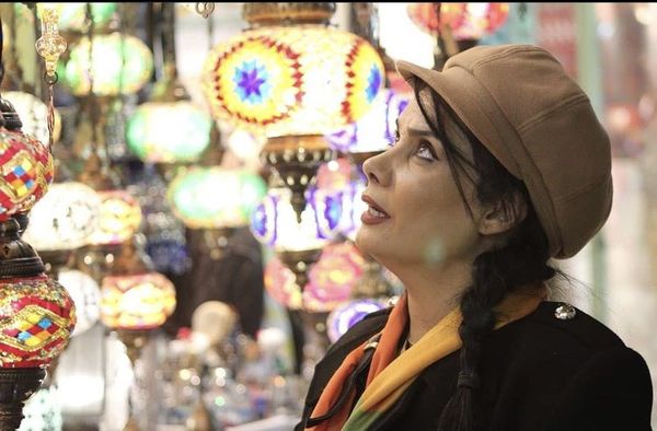 عاطفه رضوی در مغازه ای عتیقه فروشی + عکس