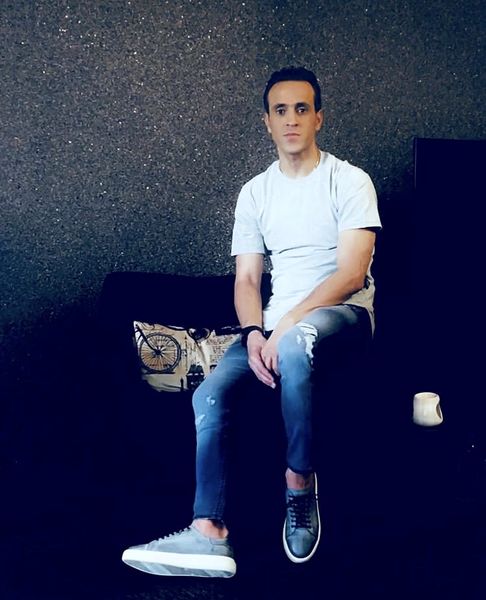 علی کریمی در خانه اش + عکس