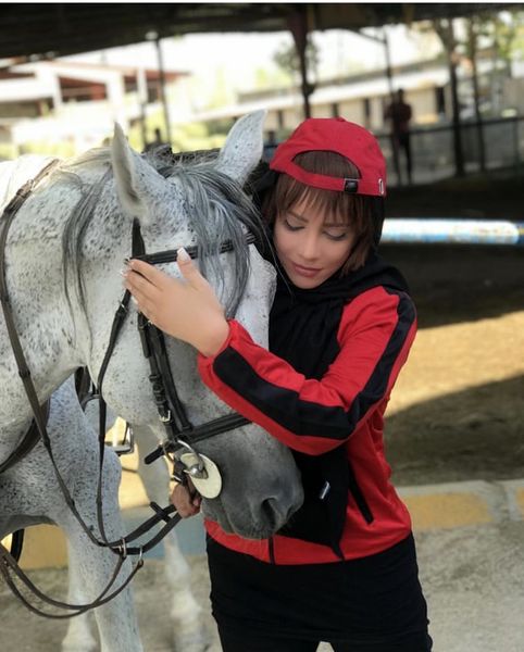 شراره رخام و اسب سفید زیبایش + عکس