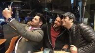 سلفی گلزار و منوچهر هادی با دوستشان در رستوران + عکس