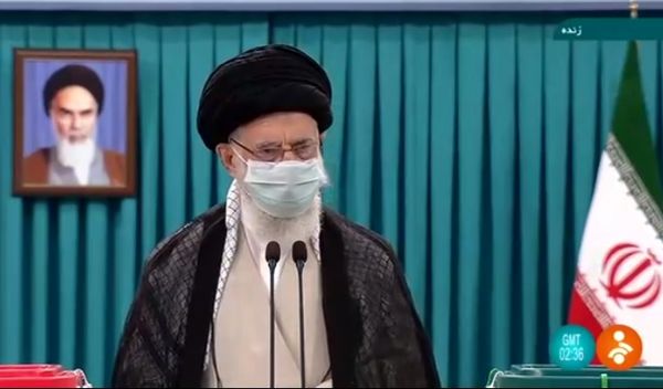  لحظه رای دادن رهبر معظم انقلاب+ فیلم