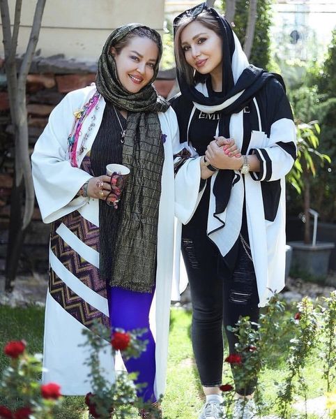 بهاره رهنما و دوستش در حیاط + عکس