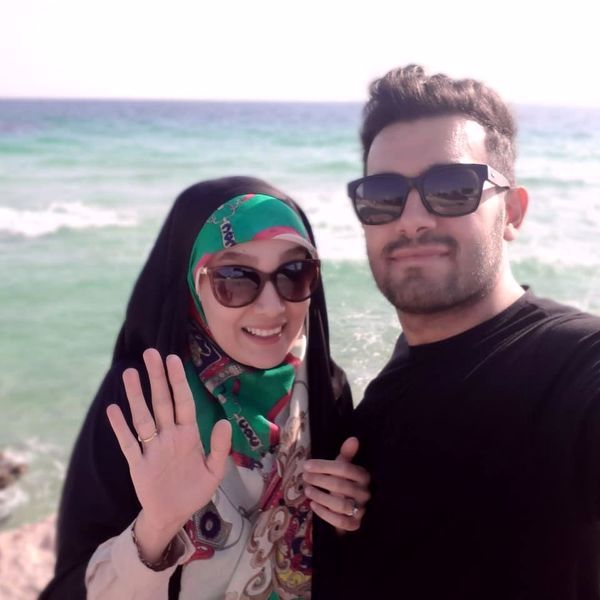 مجری مشهور و همسرش لب دریا + عکس