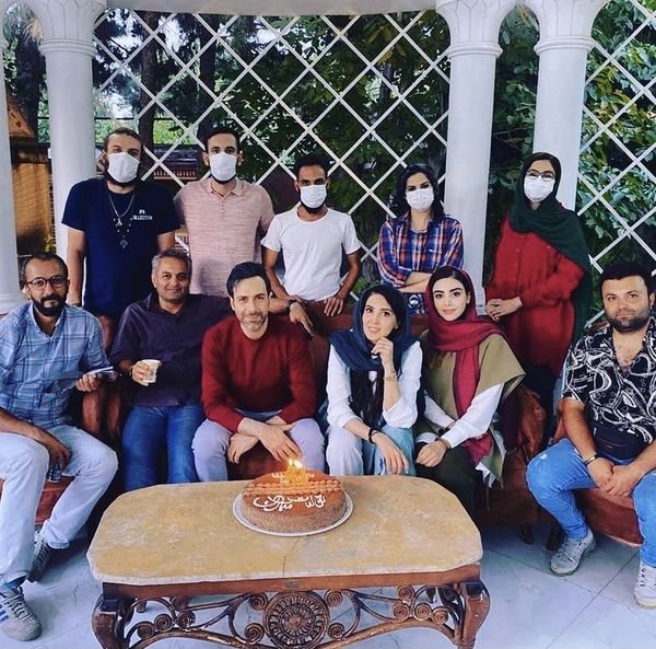 جشن تولد آقای بازیگر در شرایط کرونایی + عکس