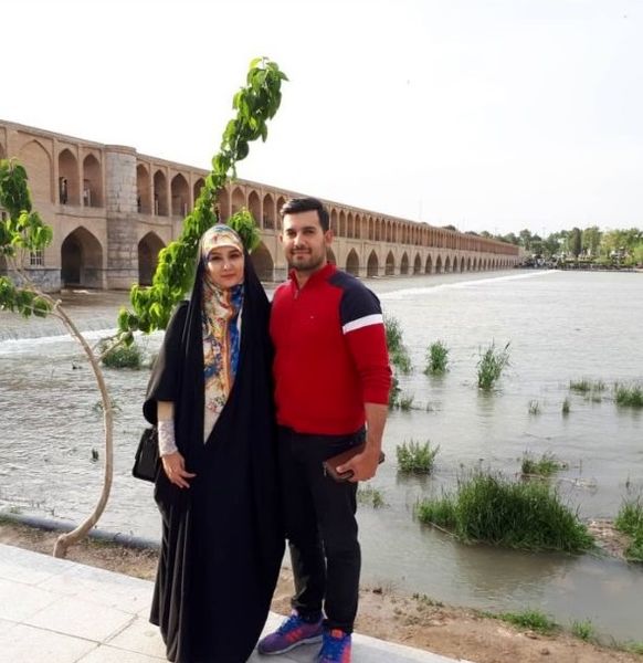 اصفهان گردی خانم مجری و همسرش + عکس