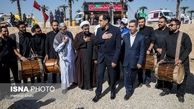 زائران مقوایی در مراسم اعزام کاروان بهداشت و درمان اربعین! (عکس)