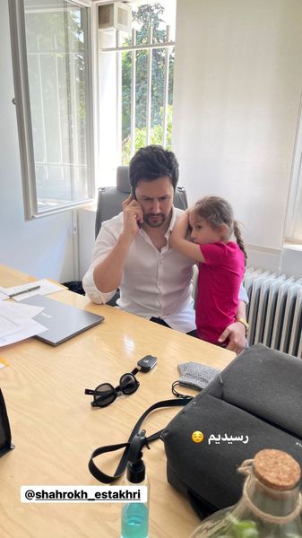 شاهرخ استخری و پناه خانمش در دفتر کارش + عکس