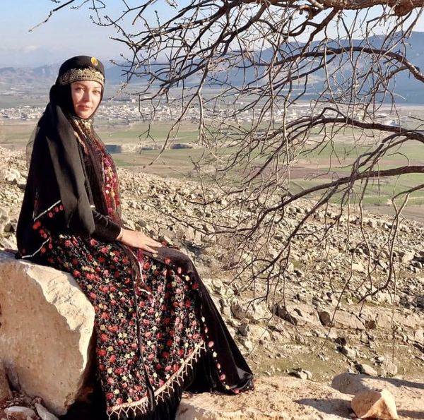 رزیتا غفاری با لباسی محلی در کوهستان + عکس 
