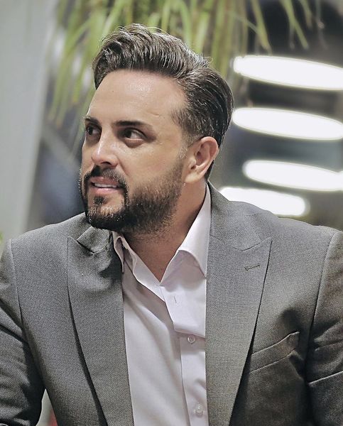 پدرام کریمی با تیپ رسمی + عکس