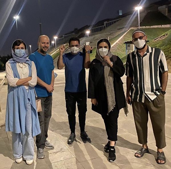 پیاده روی لیندا کیانی و دوستانش در پارک + عکس