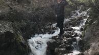 آقای خواننده در میان رودخانه + عکس