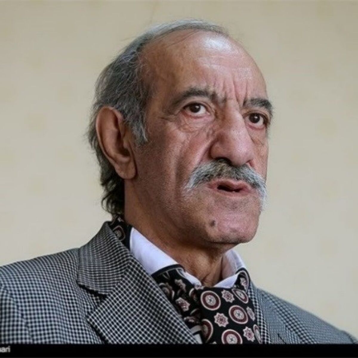  خواننده آثار ماندگار انقلابی اقامت در آمریکا را تکذیب کرد