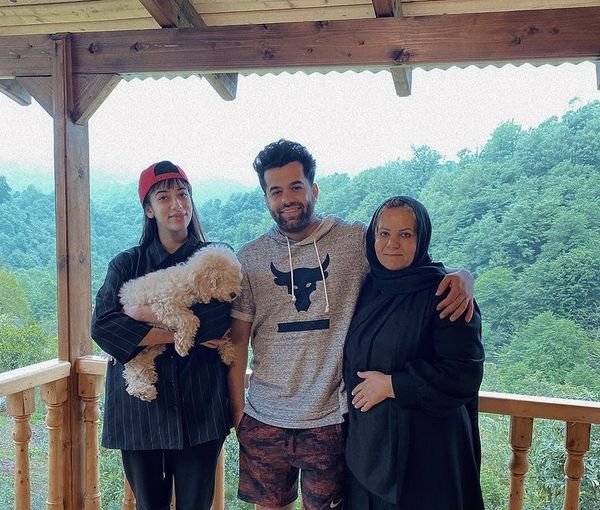 رضا بهرام در کنار مادر و خواهرش در شمال + عکس