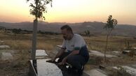 علی صالحی بر سر مزار پدرش + عکس
