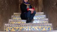 شبنم‌ قلی خانی روی پله هایی رنگی + عکس