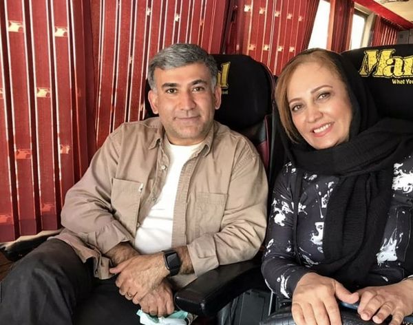 شیرین بینا و کارگردان مشهور سوار بر یک اتوبوس + عکس