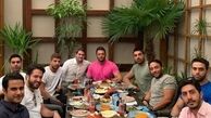 ضیافت شام گلزار برای دوستانش + عکس