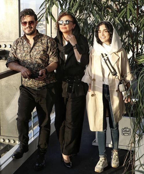 الهه حصاری در کنار زوج مشهور زخم کاری + عکس