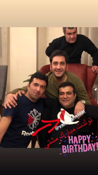 دورهمی آقای بازیگر با دوستانش + عکس