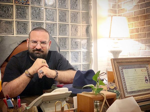 همسر نرگس آبیار در اتاق کارش + عکس