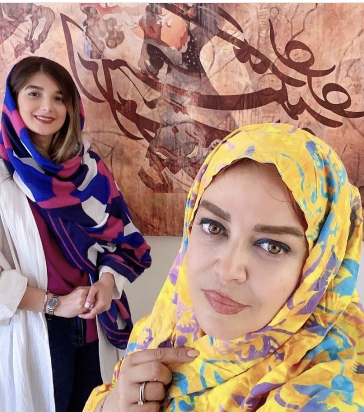 سلفی بهاره رهنما با دوستش در یک گالری هنری + عکس