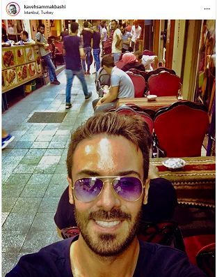 کاوه سماک باشی در یک کافه خیابانی + عکس