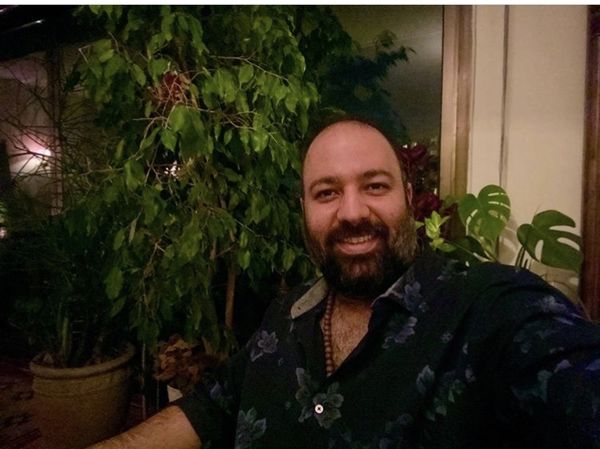 علی اوجی در خانه اش + عکس