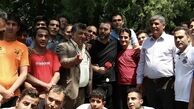 کامبیز دیرباز و هوادارانش قبل از کرونا + عکس