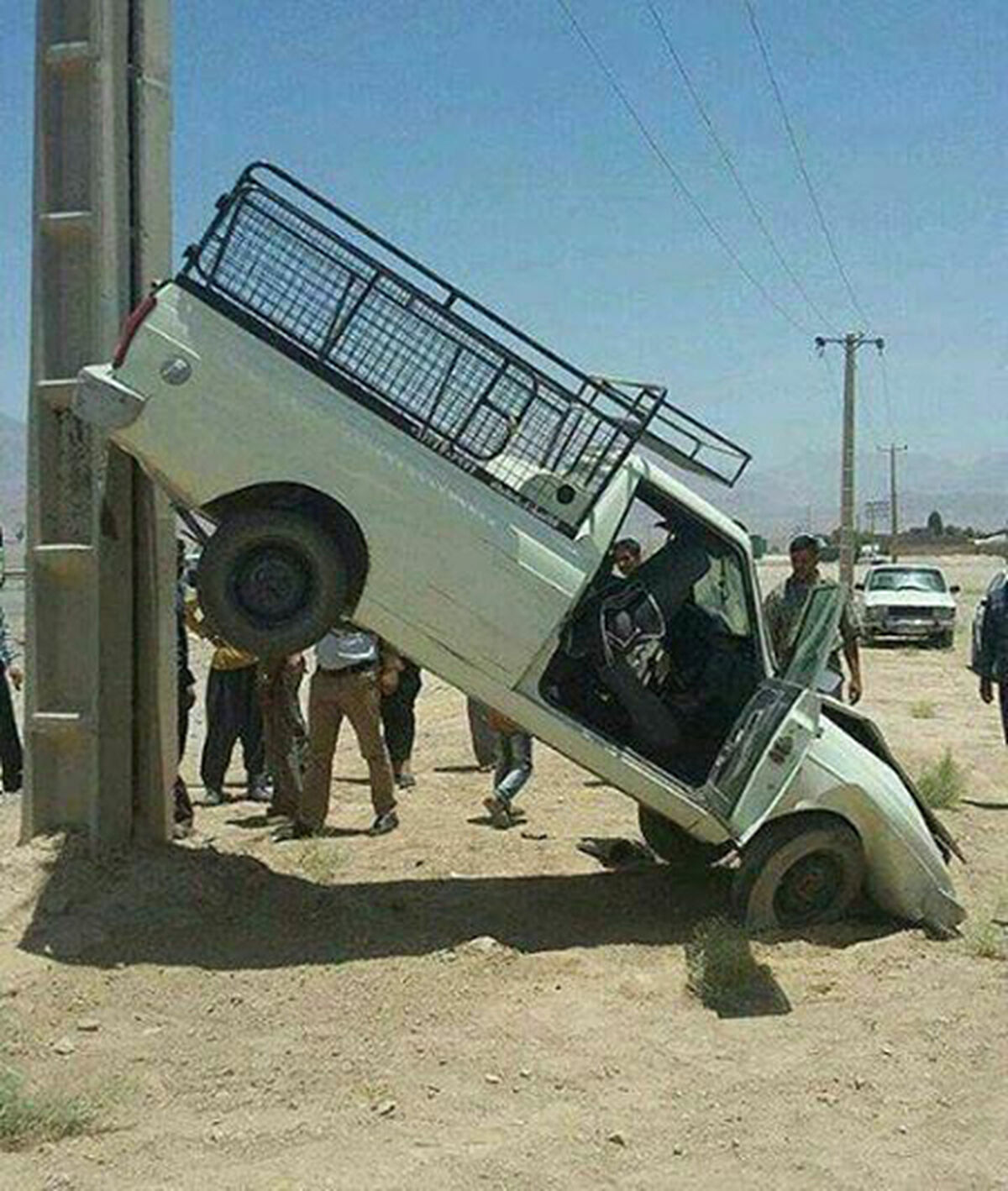 فکر کنم از بالای تیر برق افتاده 
