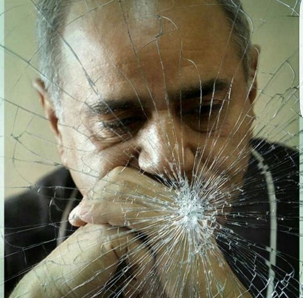 پرویز پرستویی در پشت شیشه های شکسته + عکس
