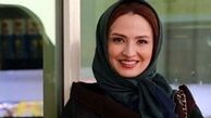 «گلاره عباسی» درحال پختن نان محلی/ عکس