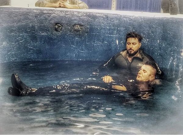 امین حیایی در استخر + عکس