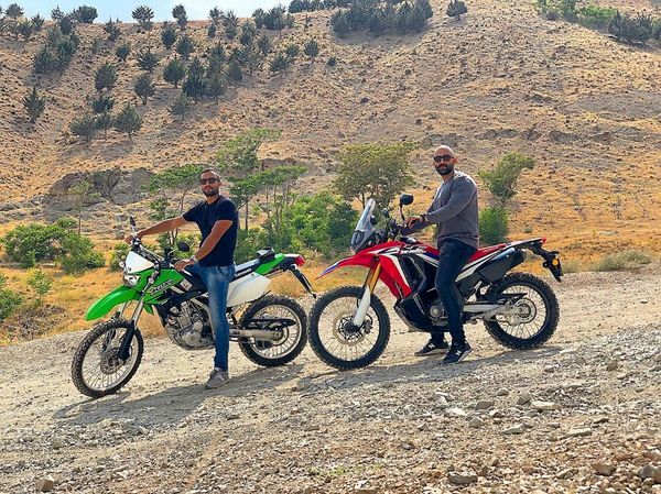 امیر جدیدی و دوستش در حال موتور سواری + عکس