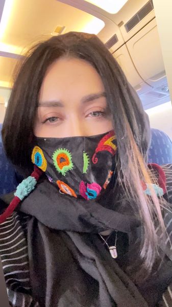ماسک متفاوت سارا منجزی پور در هواپیما + عکس