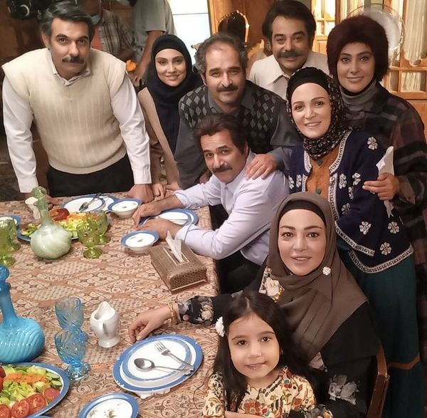 دورهمی بازیگران کلبه ای در مه + عکس