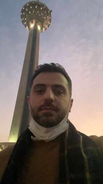 سلفی علی ضیا با برج معروف + عکس