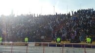 بوسیدن شال آبی توسط شفر