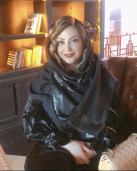 مریم سلطانی در یک کتابخانه لاکچری + عکس