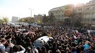 حضور هنرمندان و علاقه‌مندان به موسیقی در مقابل بیمارستان بهمن