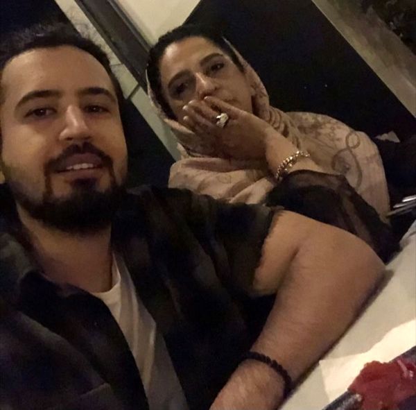 مهرداد صدیقیان و مادرش در یک رستوران + عکس