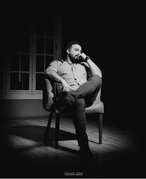 بابک‌ جهانبخش در اتاقی تاریک + عکس